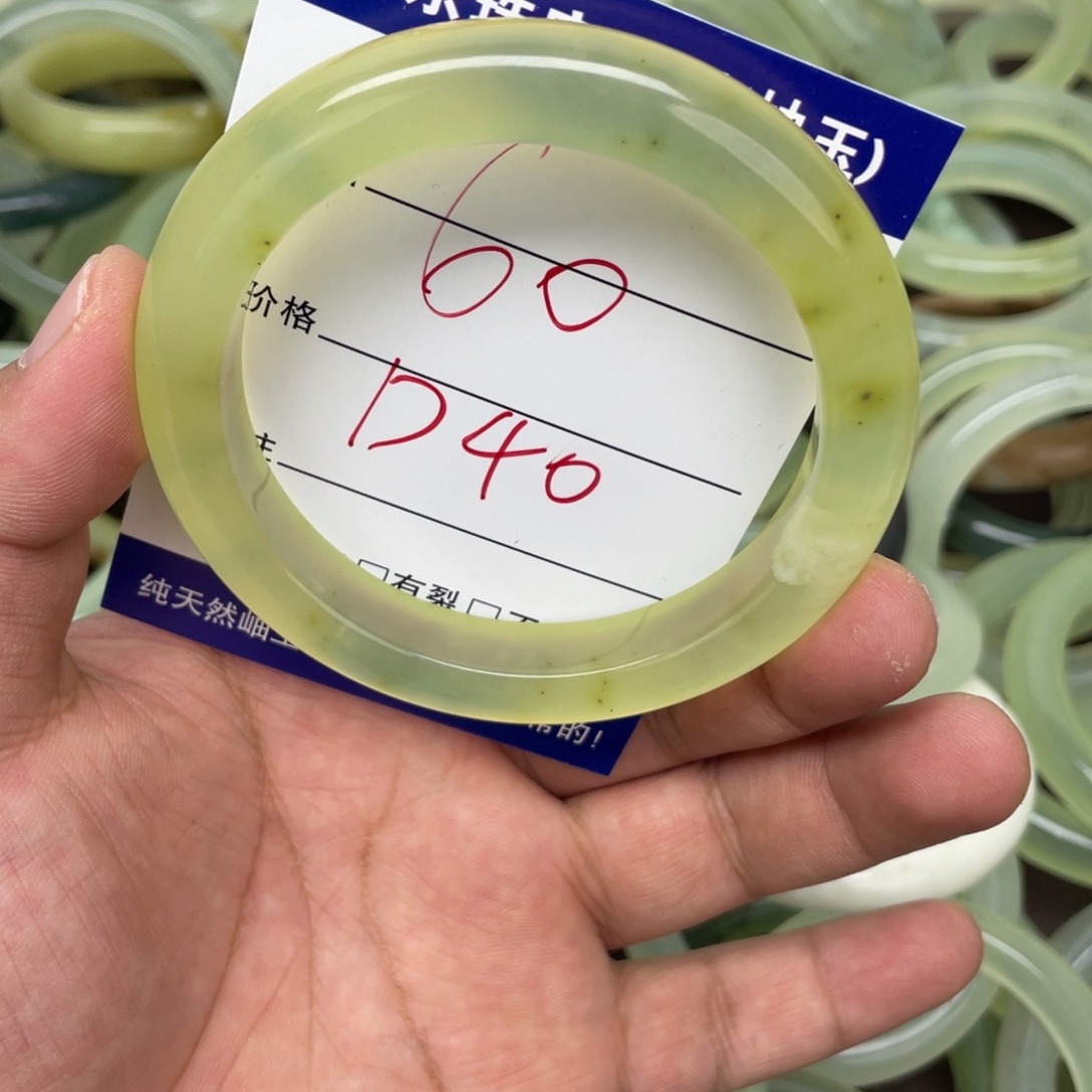 小***！蛇纹石玉未镶嵌手镯