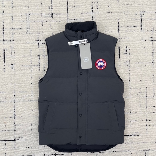 未使用 CANADA GOOSE 加拿大鹅石墨灰男款S码马甲羽绒服1586