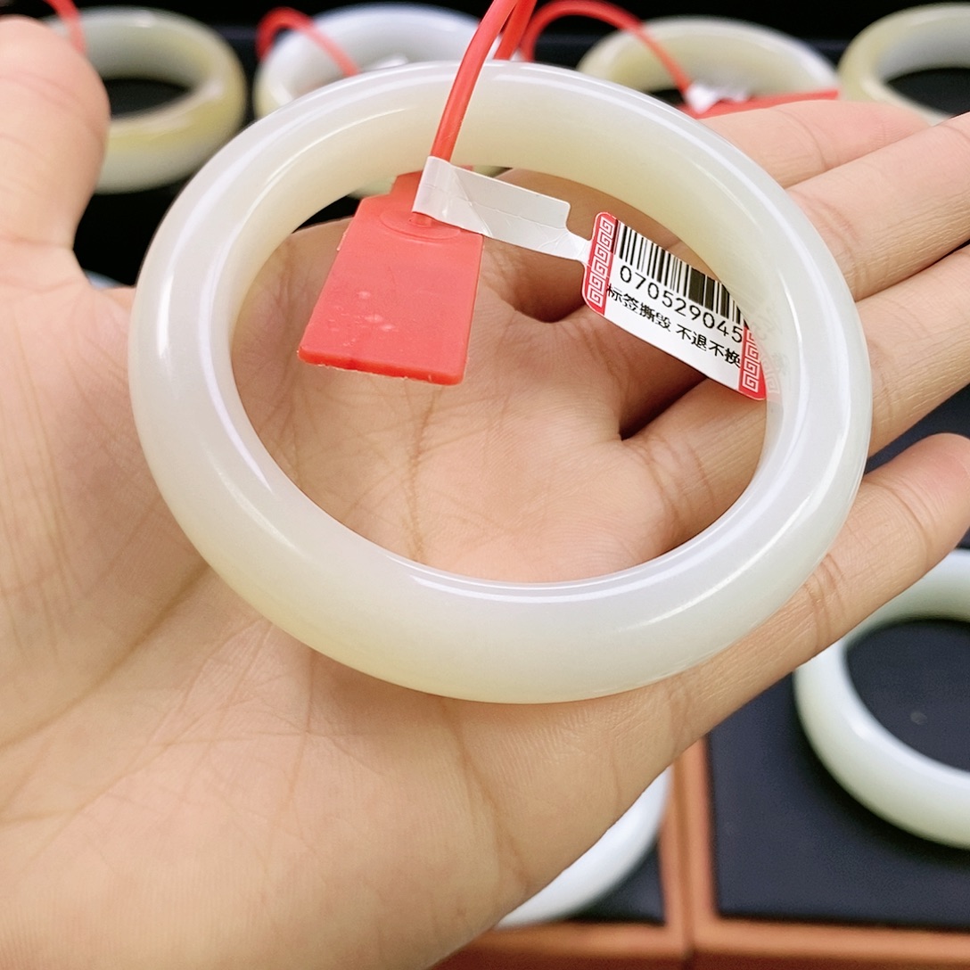 涓****和田玉未镶嵌手镯57.5