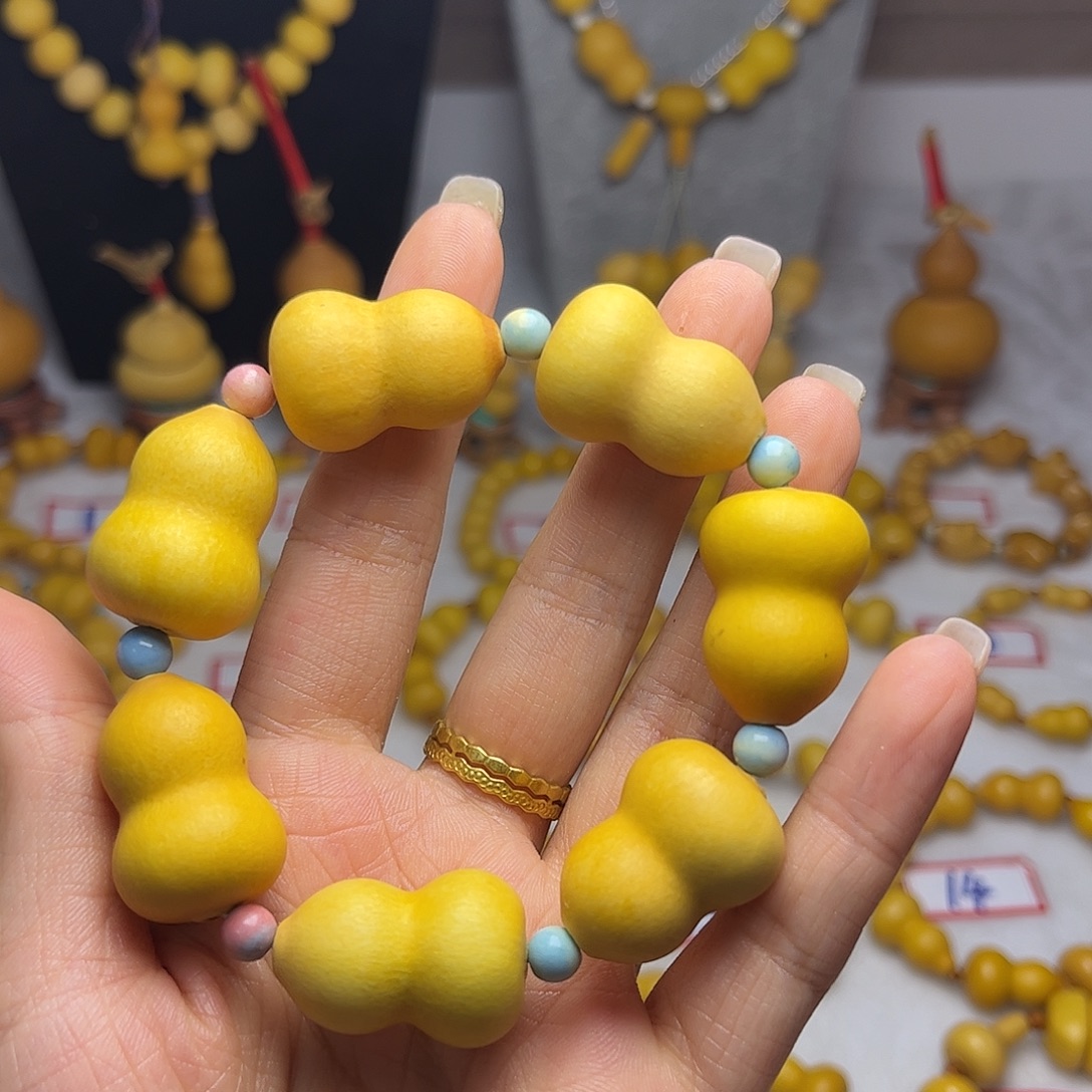 是***研木质类精品葫芦手串