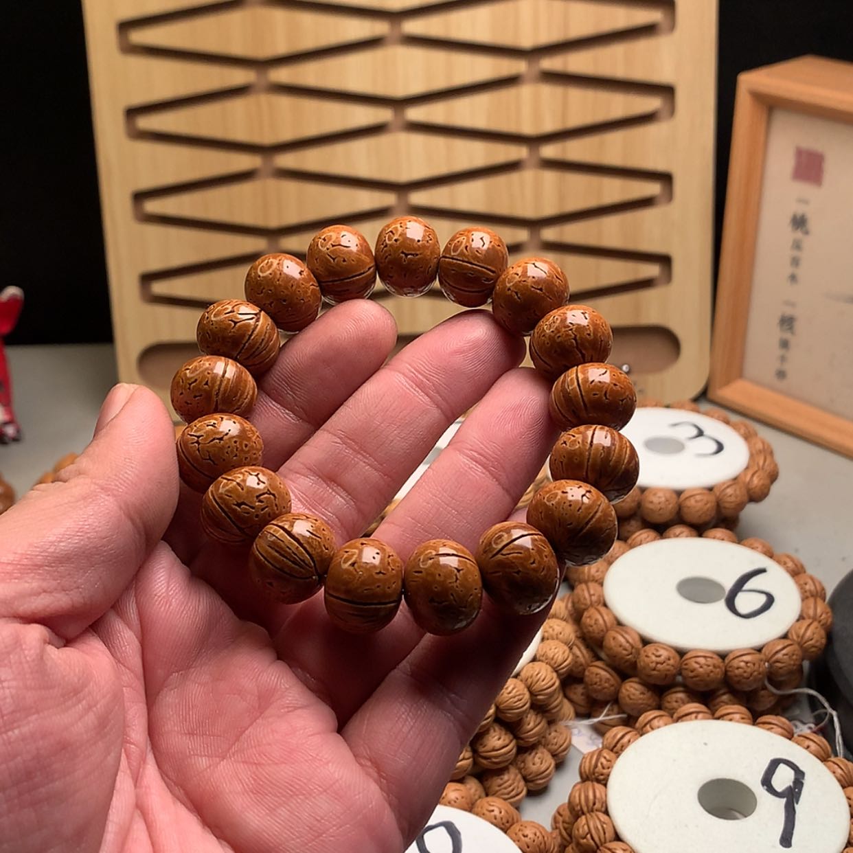 【闪购商品】桃核手串小***干1.7红魔光珠手串