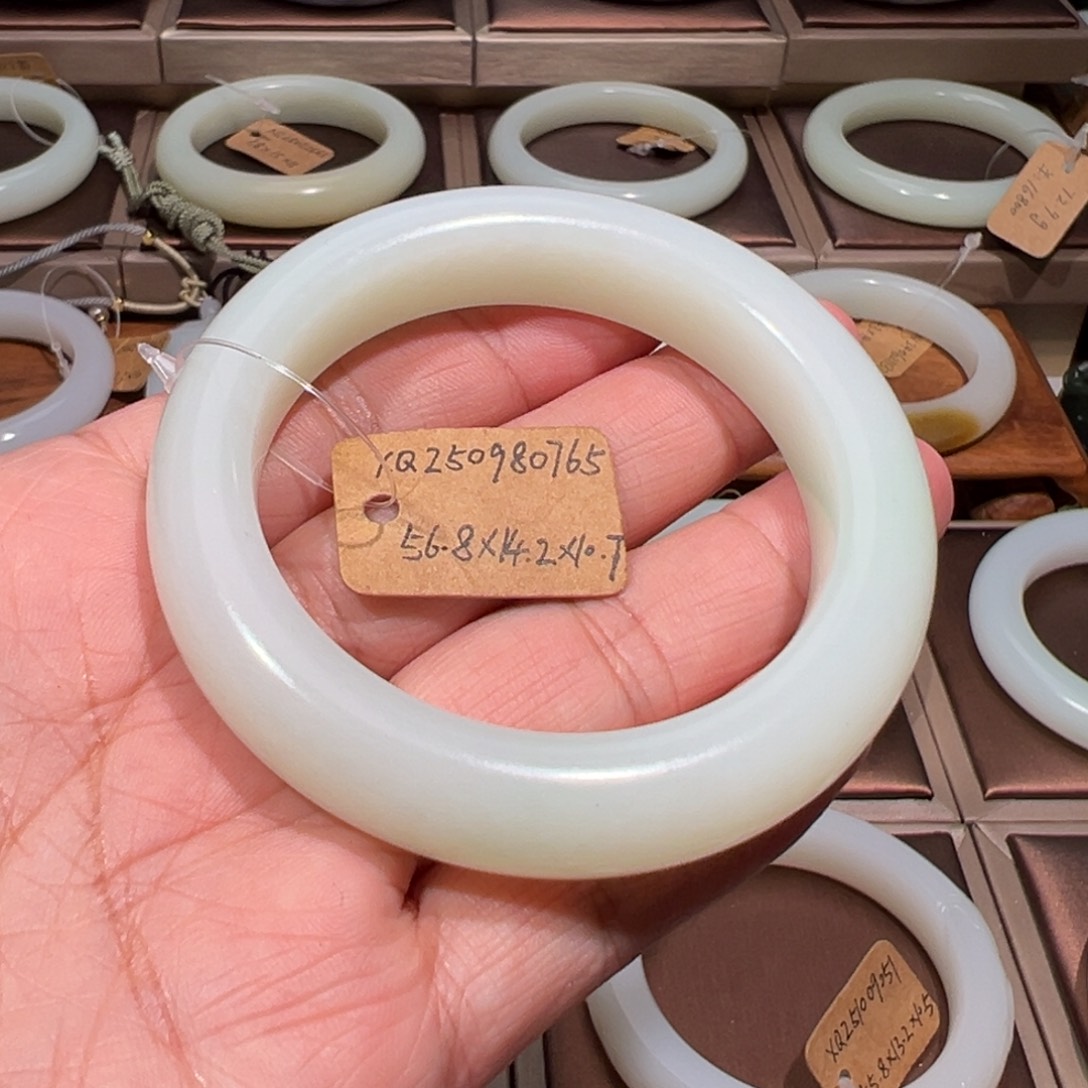 东***风和田玉未镶嵌手镯