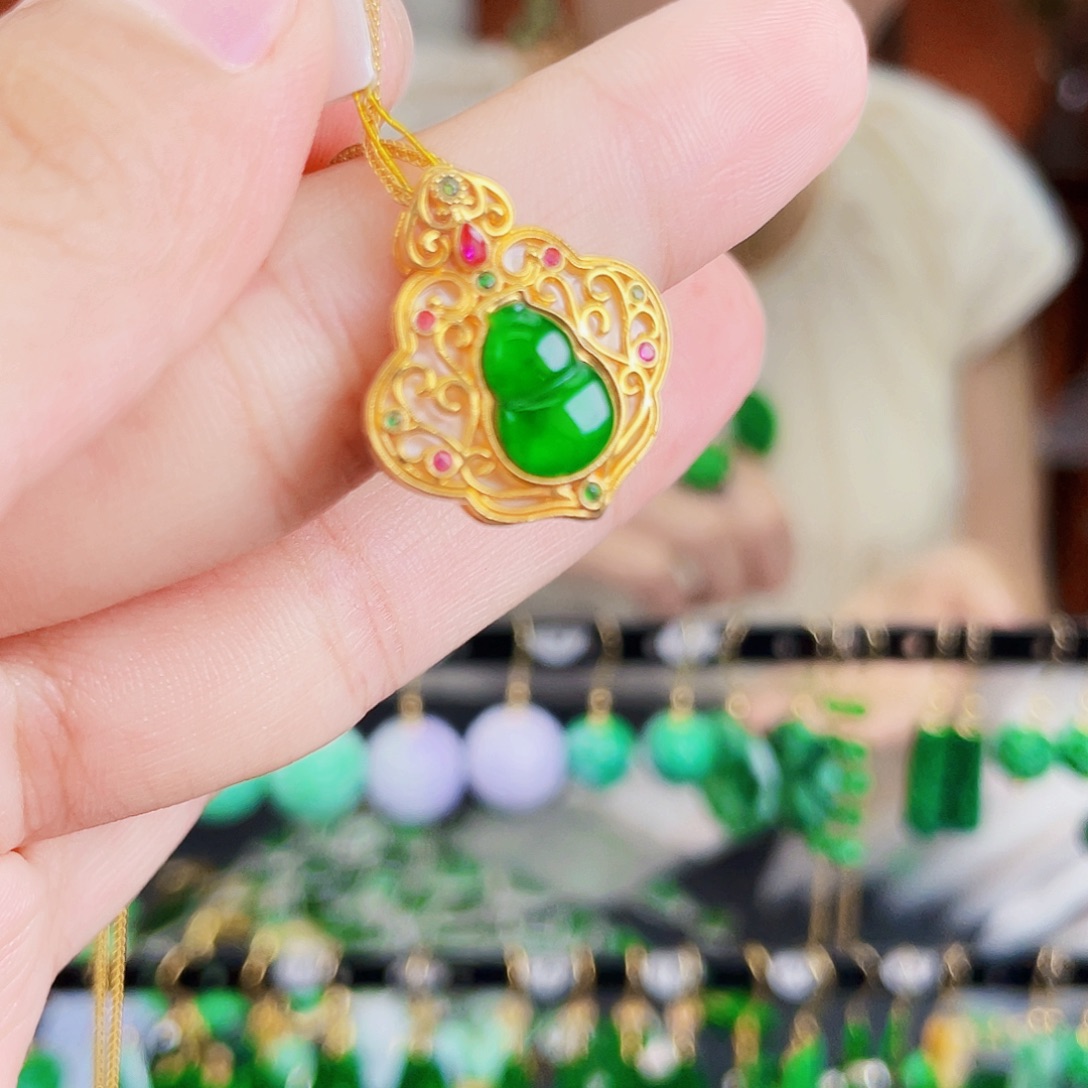 18K金镶嵌翡翠耳饰