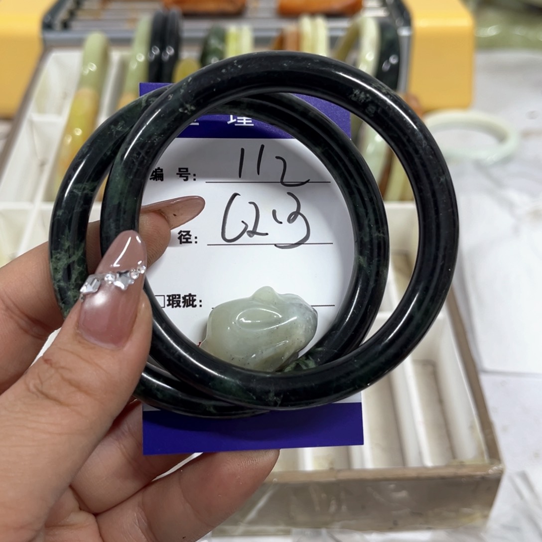 蛇纹石玉手镯未镶嵌
