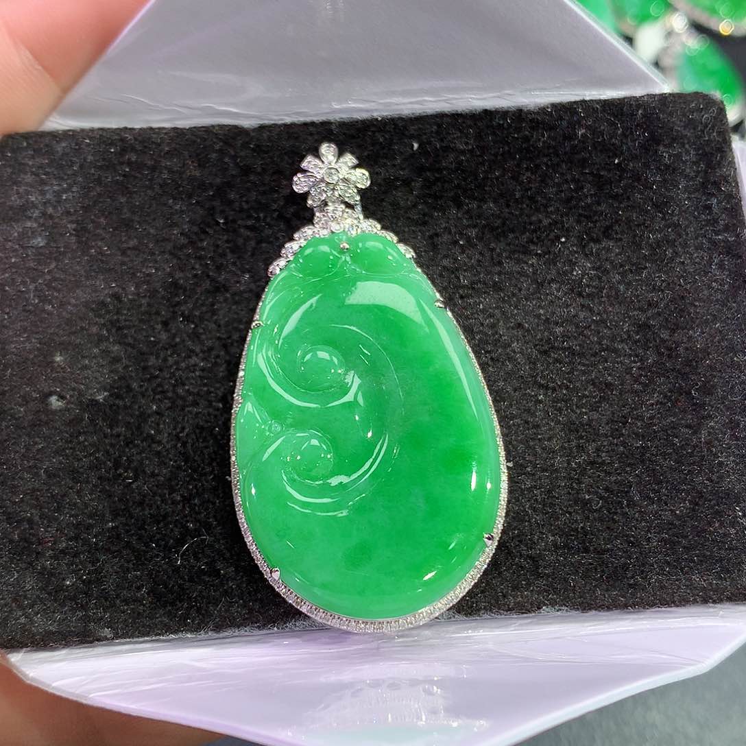 翡翠18K金镶嵌吊坠(赠链)