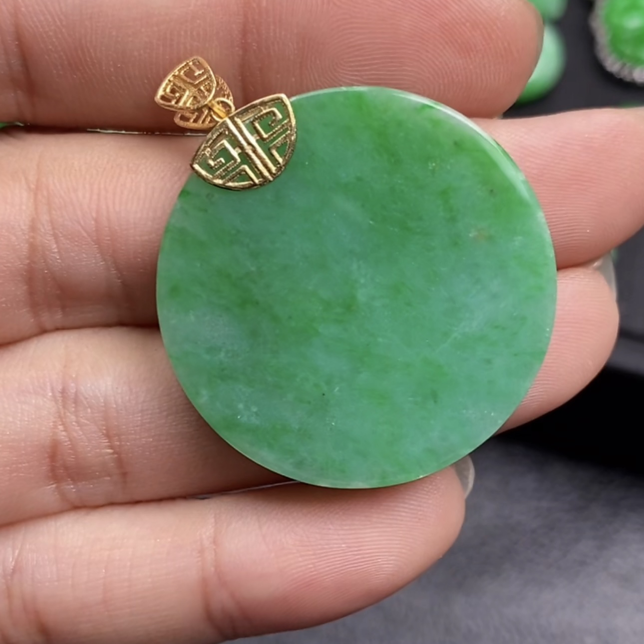 镶嵌天然翡翠A货圆无事牌直径30mm