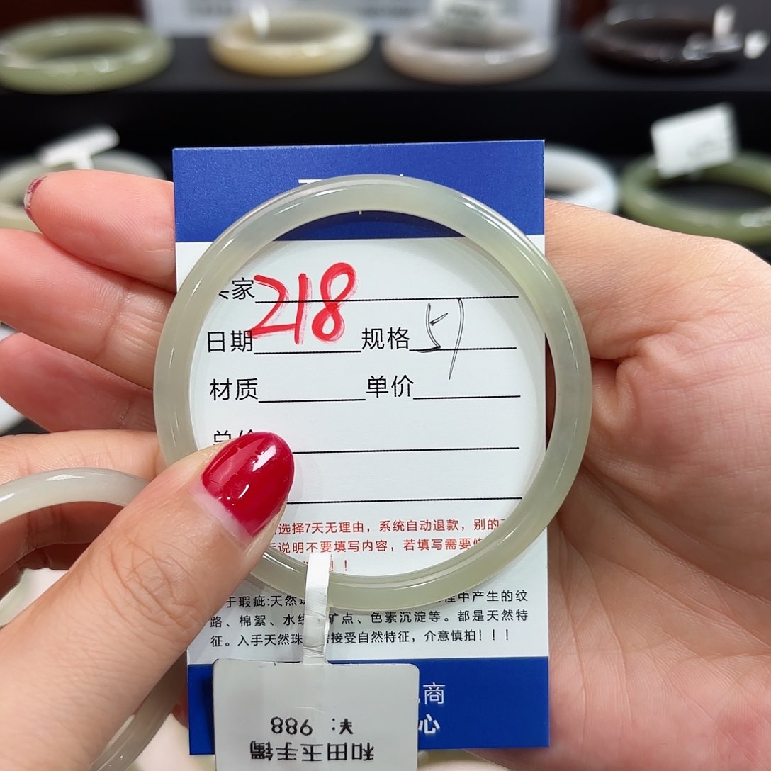 未镶嵌手镯和田玉是****吖