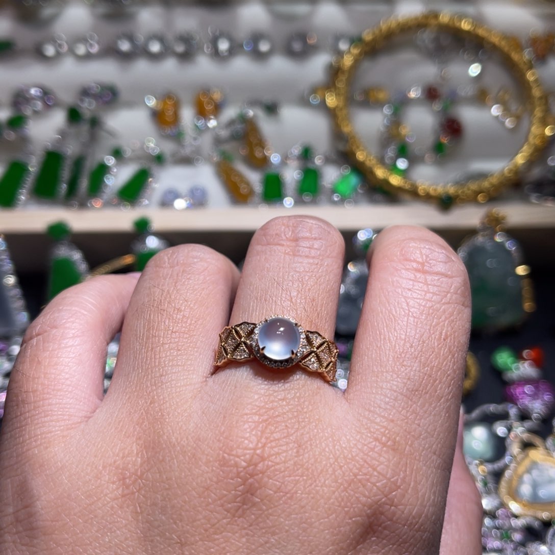 翡翠戒指18K金镶嵌蕾丝冰蛋