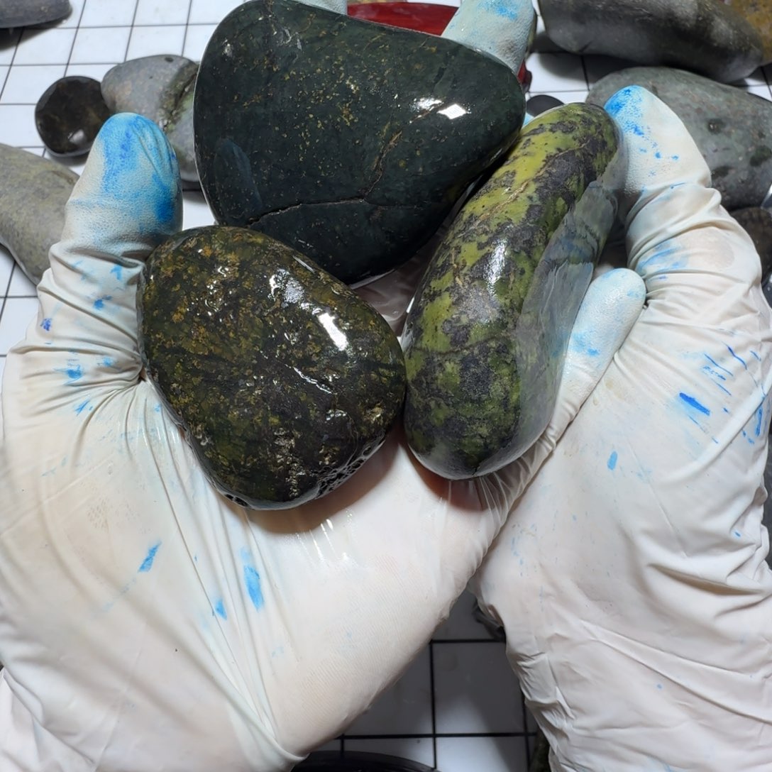 绿***荷蛇纹石玉未镶嵌西藏藏玉药王石