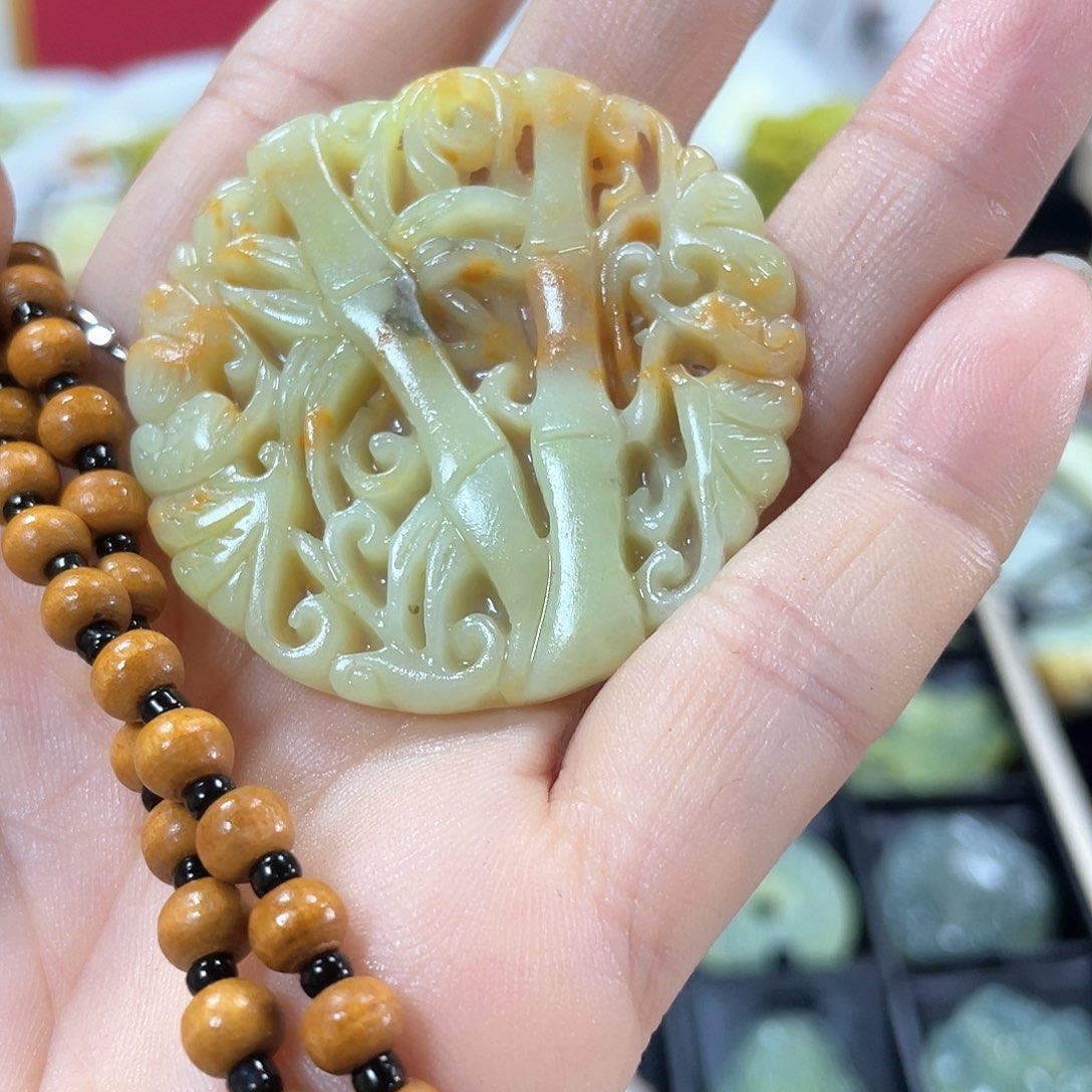 蛇纹石玉颈饰未镶嵌