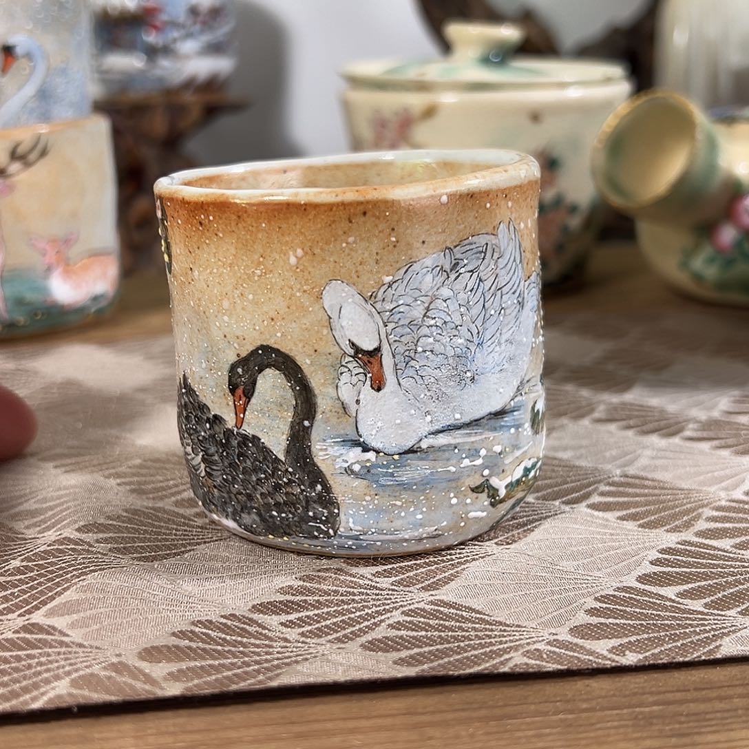 景德镇手工手绘天鹅雪景杯