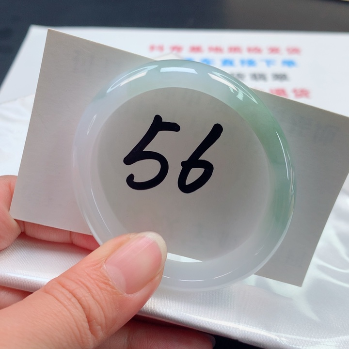 翡翠手镯未镶嵌冰