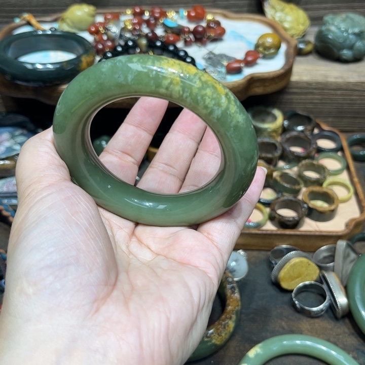 榴***莲岫岩河磨玉（透闪石质玉）未镶嵌手镯