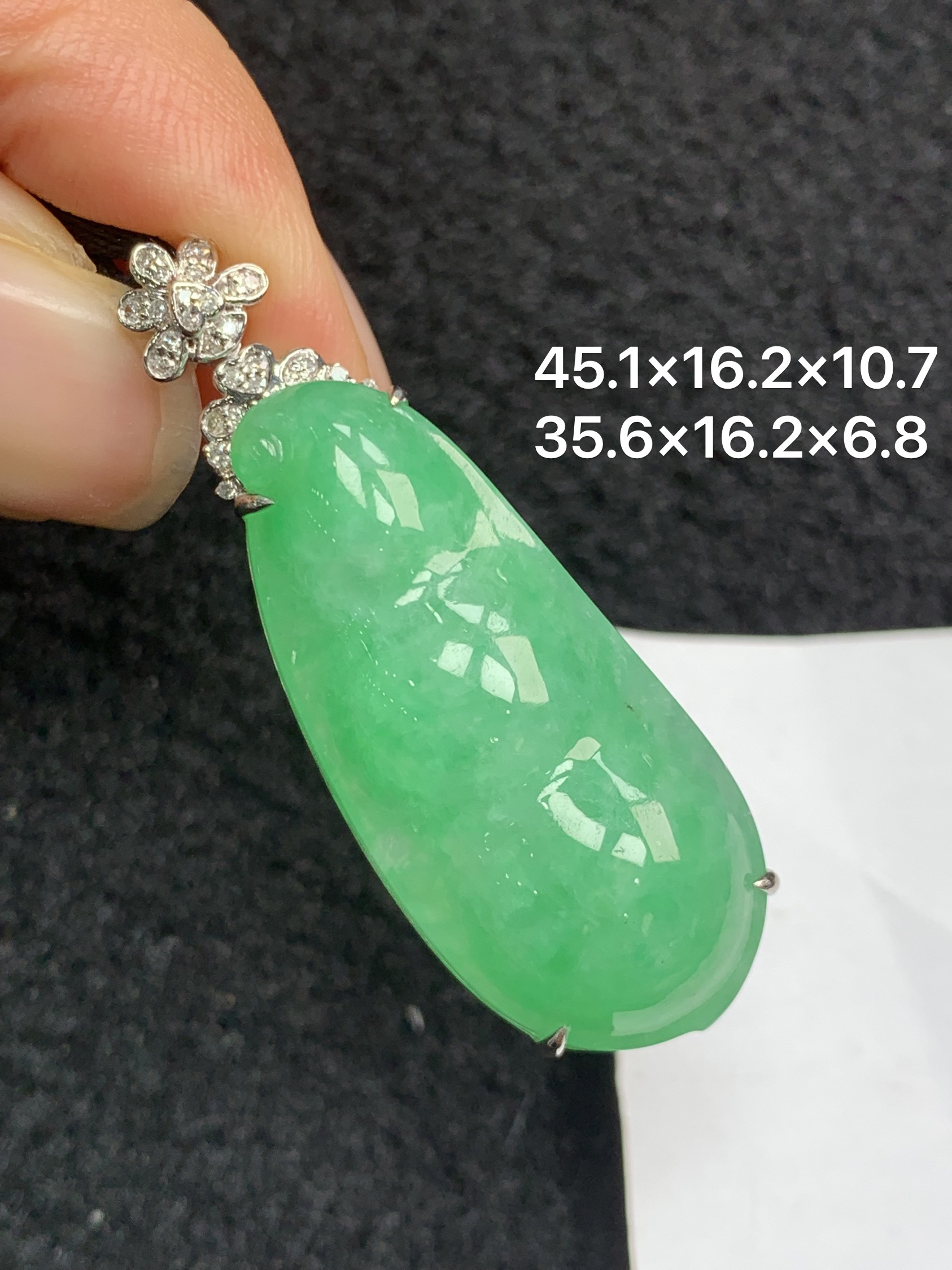 18K金镶嵌天然缅甸翡翠阳绿福豆吊坠