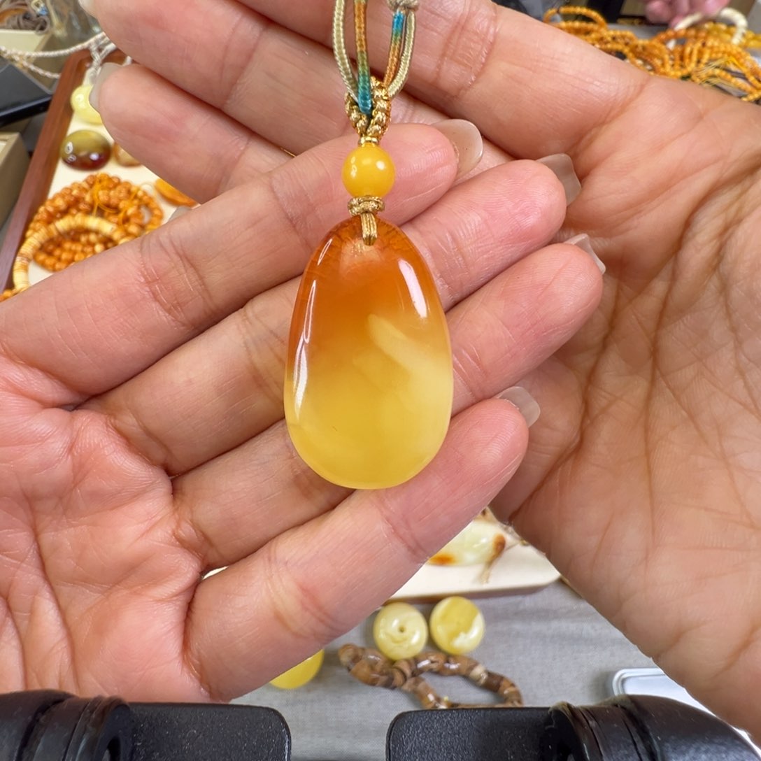 蜜蜡裸石未镶嵌蜜蜡