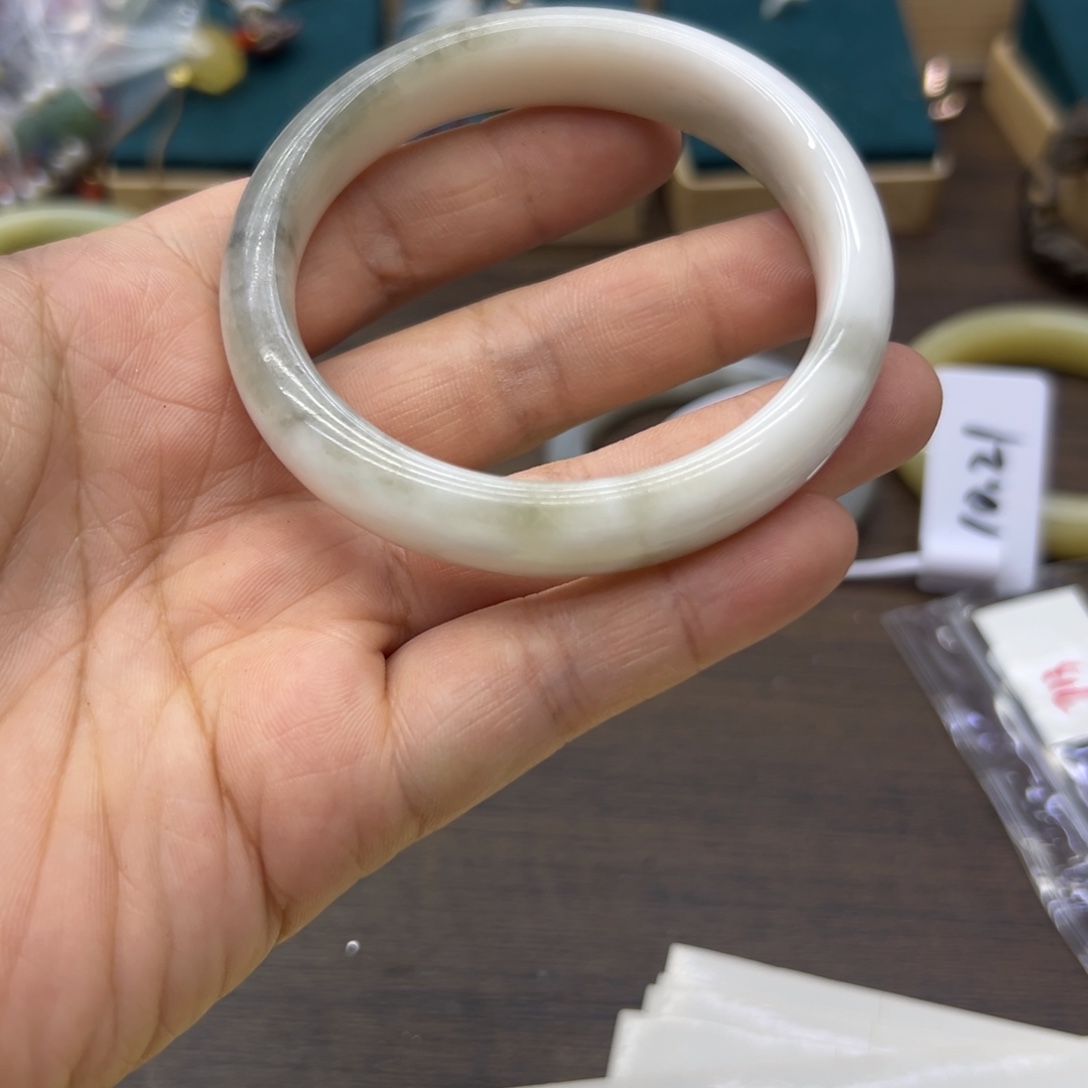 和田玉未镶嵌手镯57.9圈围1296瑕