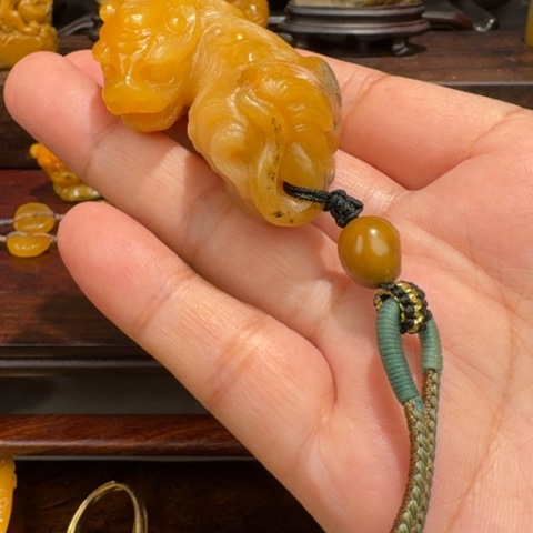 寿山石其他襄**人田黄手把件