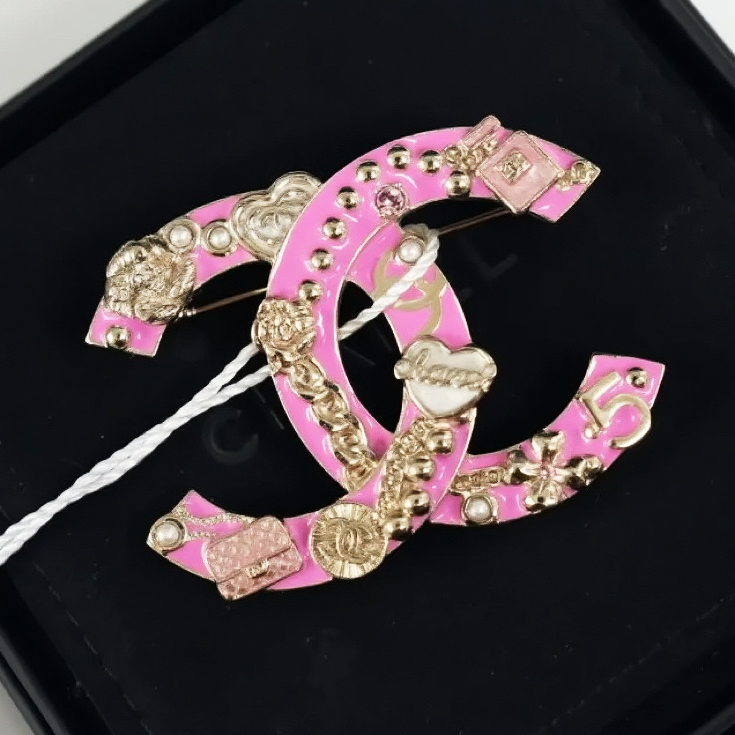 Chanel粉珐琅浮雕花纹胸针