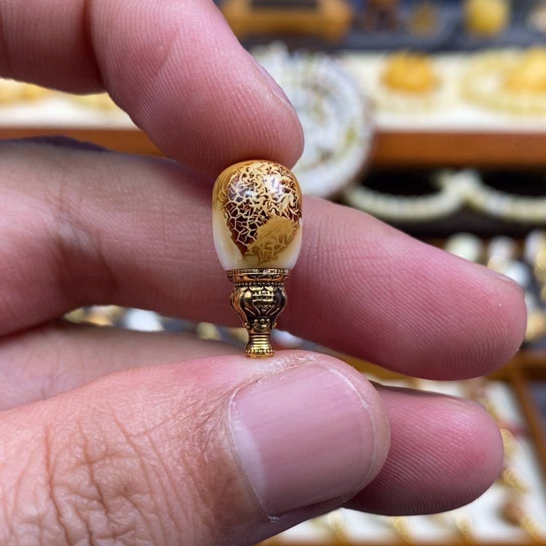 蜜蜡18K金镶嵌裸石配饰沁色三通尺寸9.5