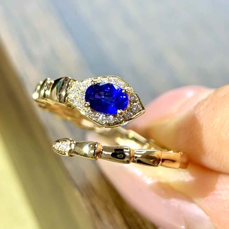 8囍珠宝 18k金 0.44ct 蓝宝石戒指 灵蛇戒指 吉祥物 灵动高级