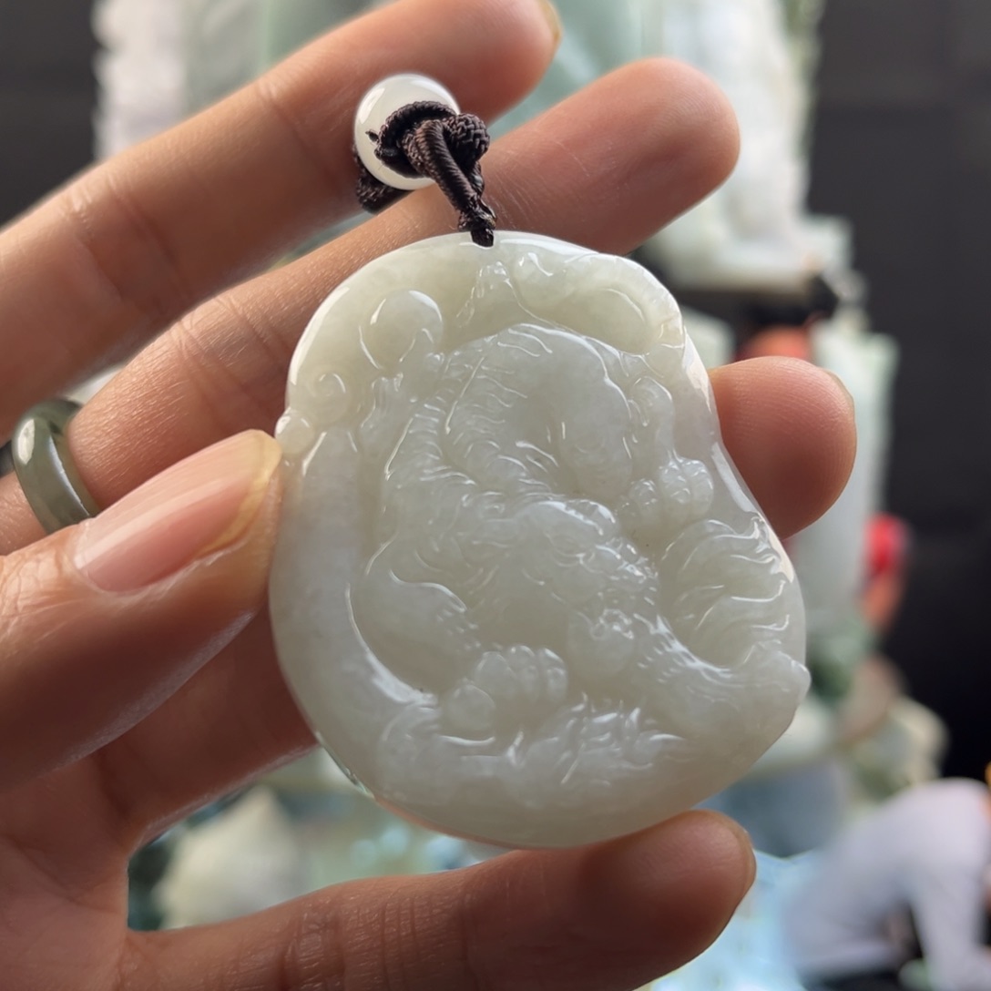 翡翠颈饰未镶嵌下山虎