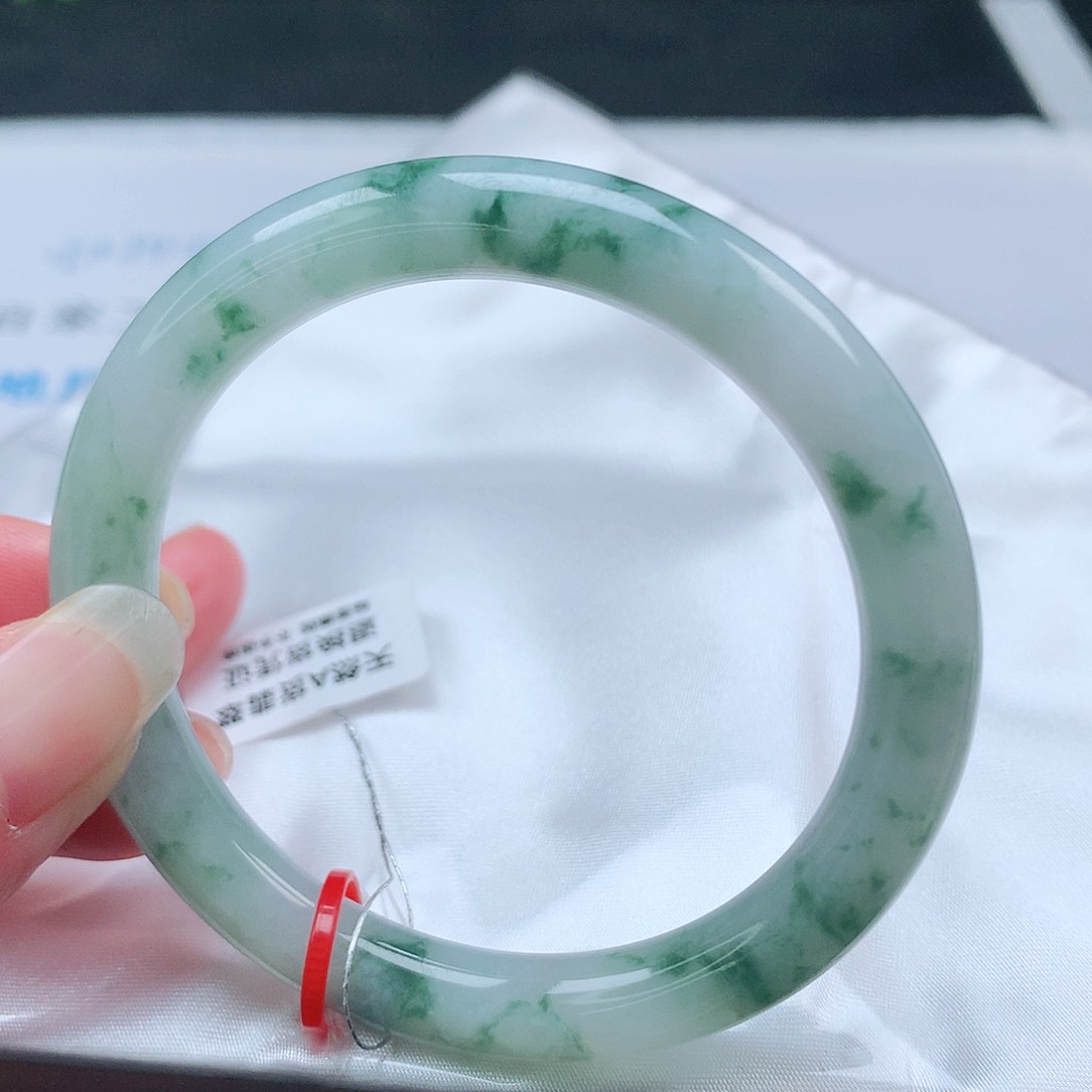 翡翠手镯未镶嵌54圈