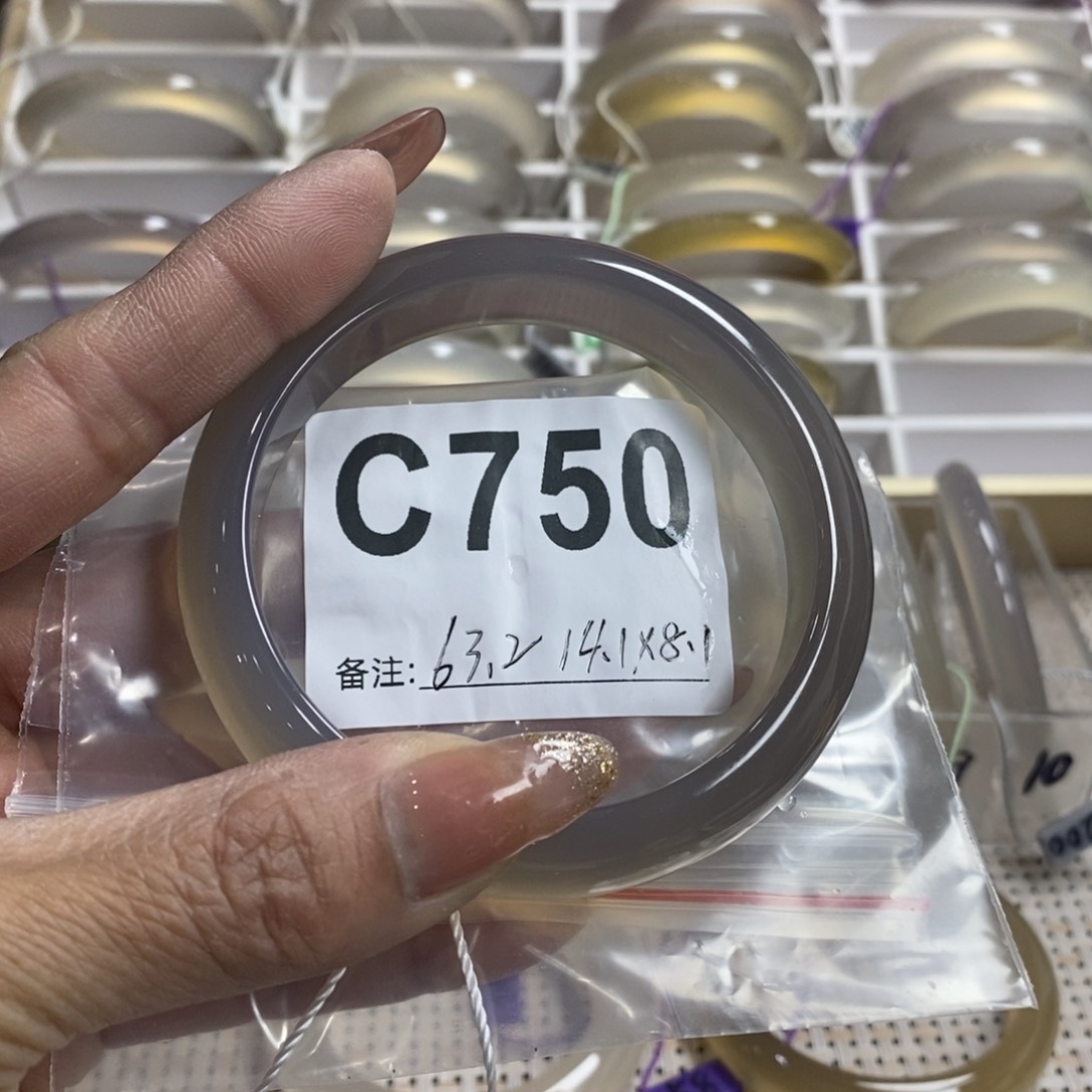 玛瑙/玉髓手镯未镶嵌小***?