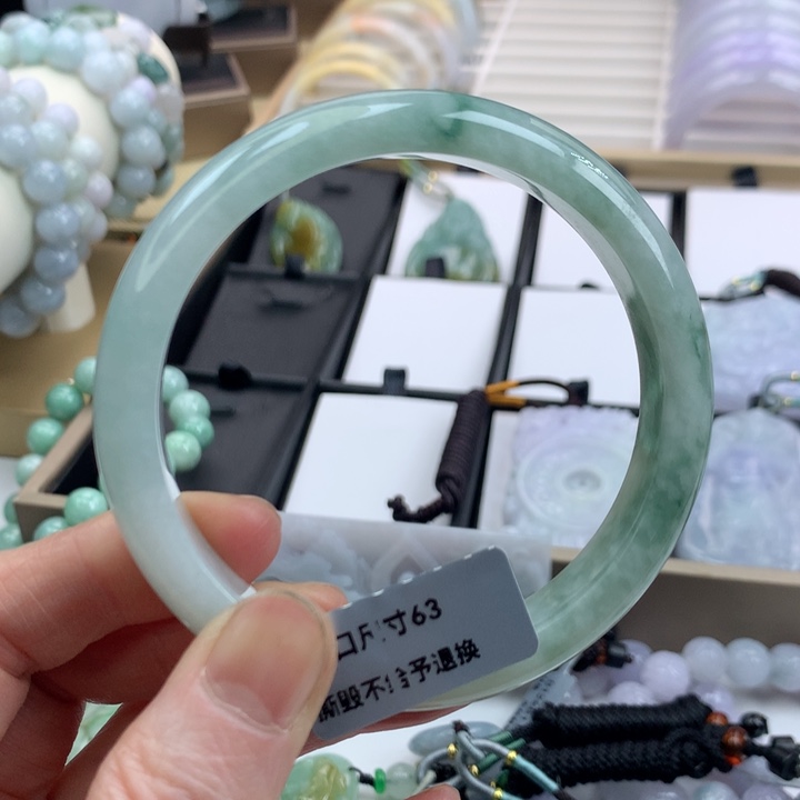 翡翠手镯未镶嵌吊坠