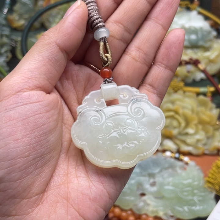 蛇纹石玉吊坠合金