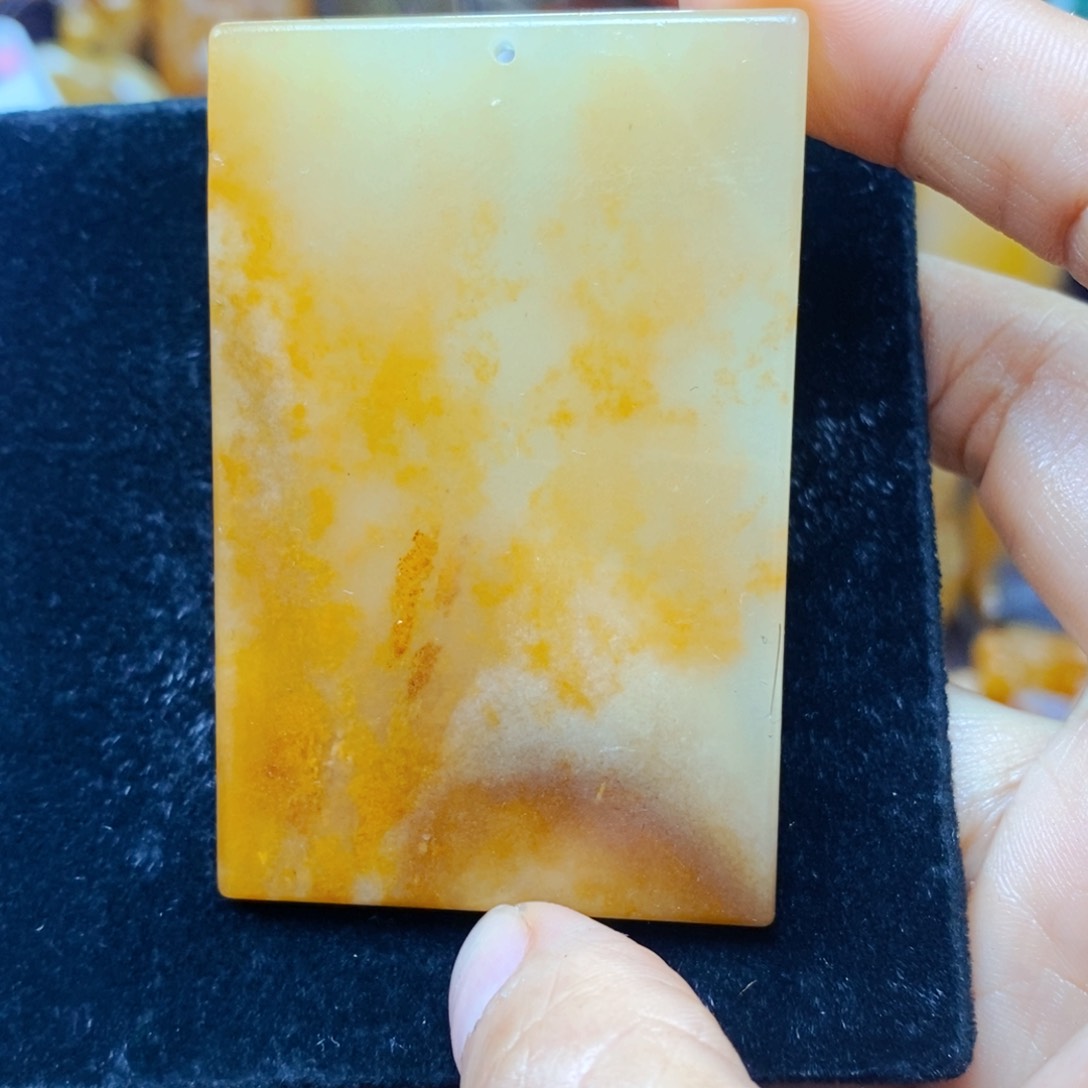 石英质玉（黄龙玉）未镶嵌颈饰