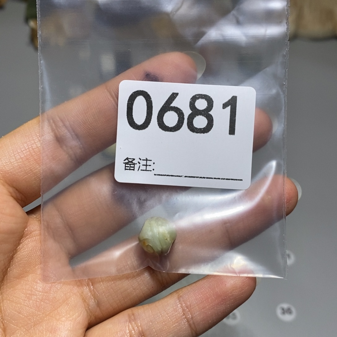 颈饰未镶嵌透闪石质玉山****娃