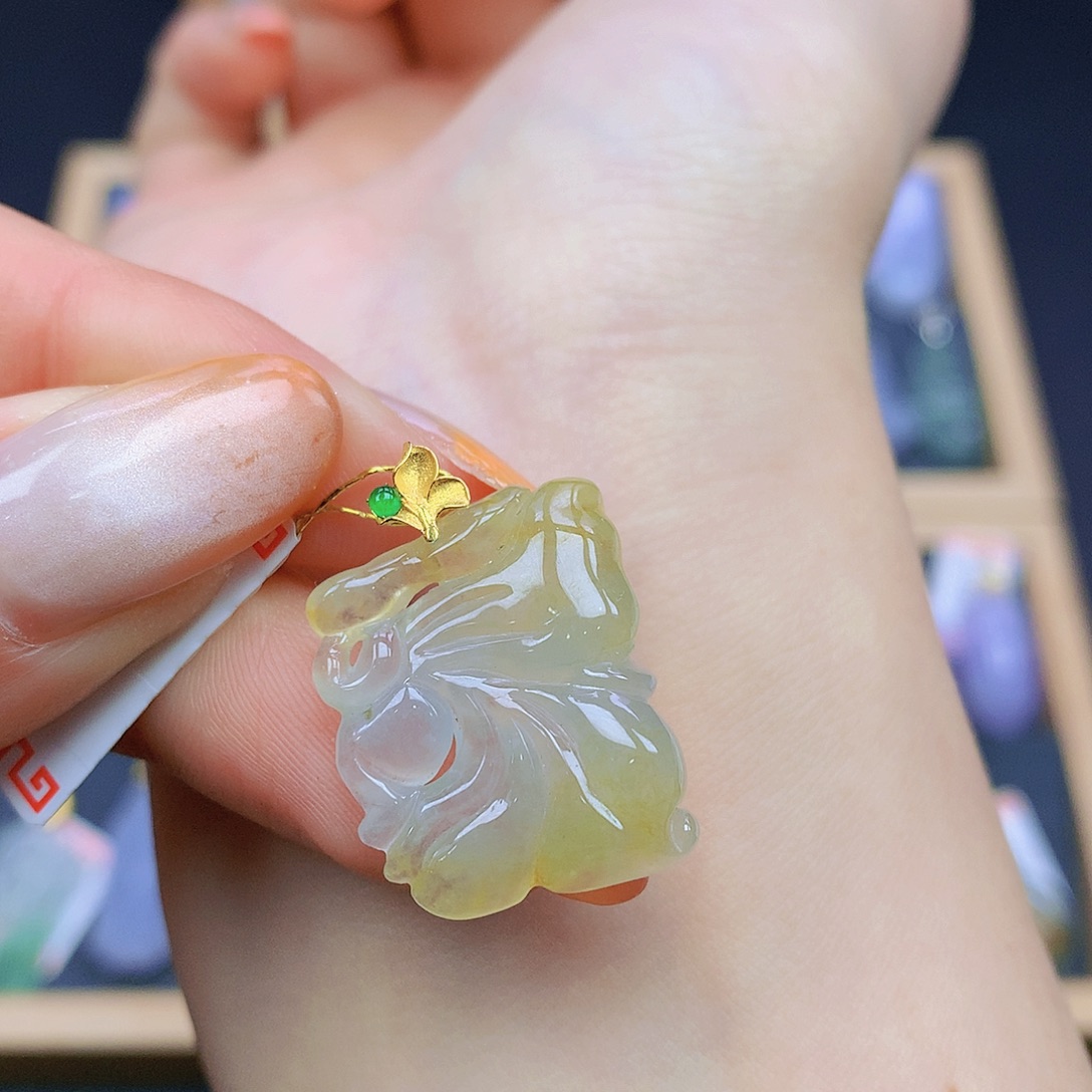 翡翠18K金镶嵌颈饰翡翠