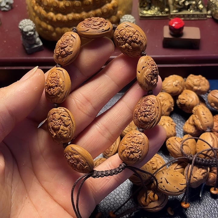 大桃核雕刻瑕疵钟馗浮雕