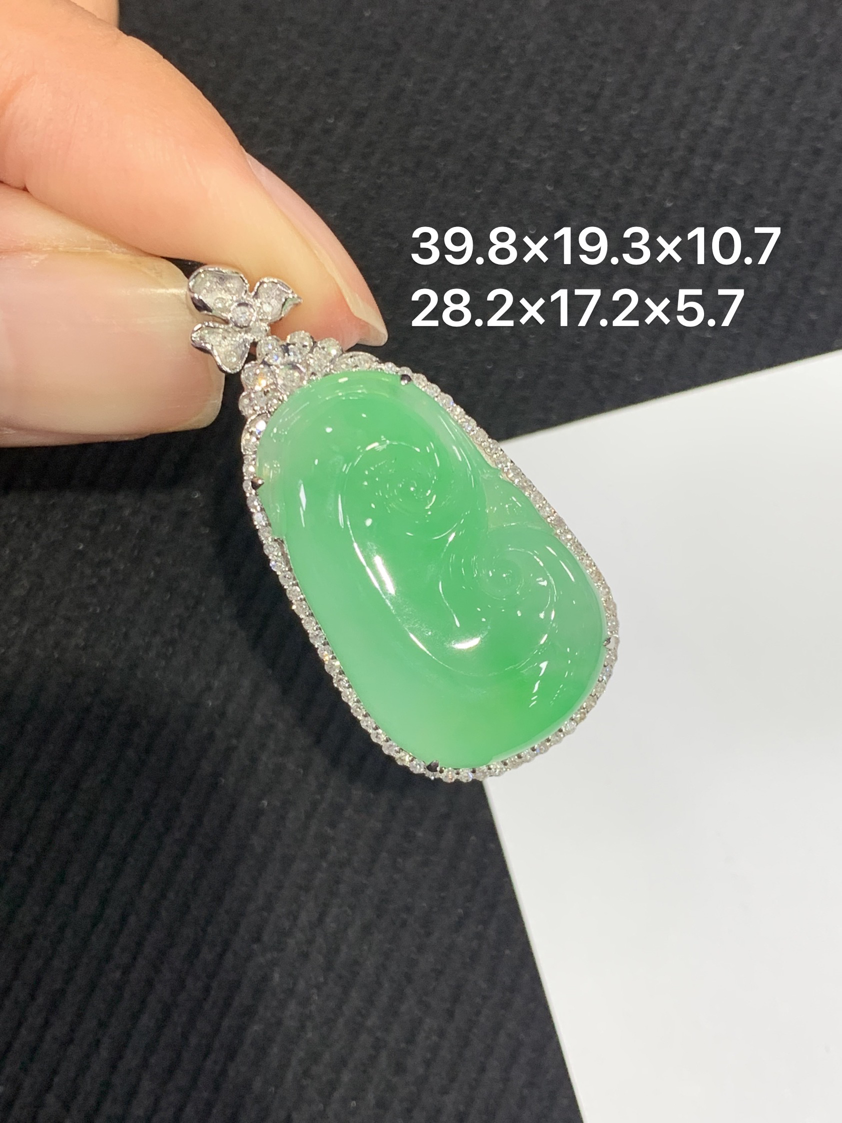 18K金镶嵌天然缅甸翡翠阳绿如意吊坠