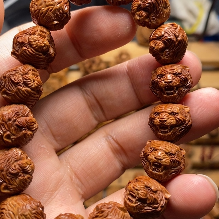 桃核雕刻老虎手串