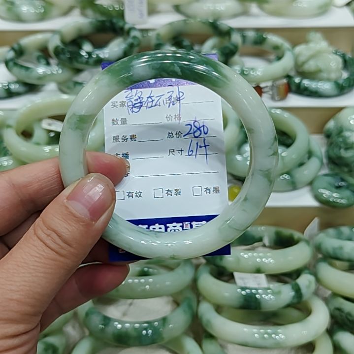 透闪石-蛇纹石玉手镯未镶嵌静***中