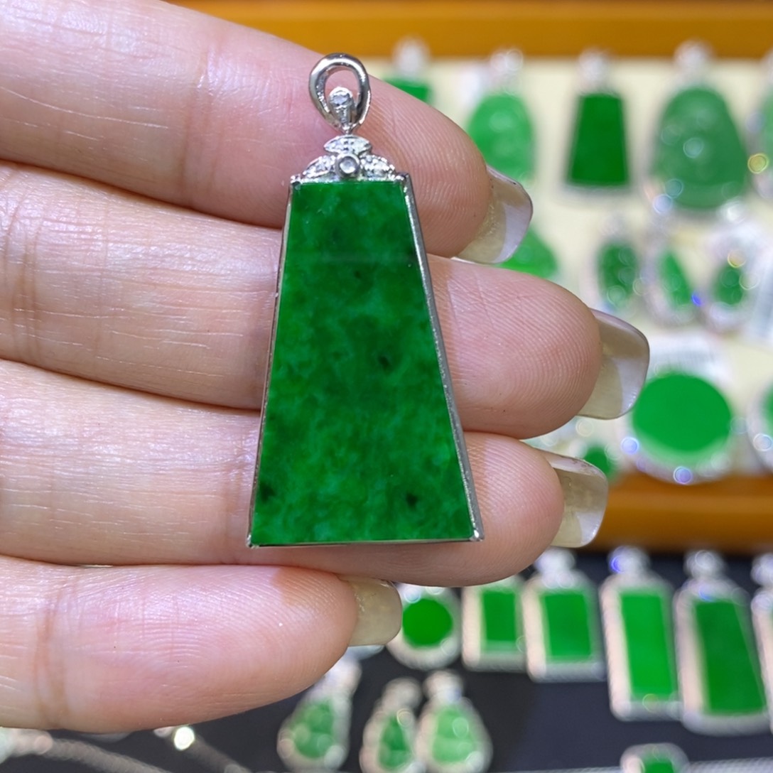 翡翠吊坠(不含链)18K金镶嵌吊坠