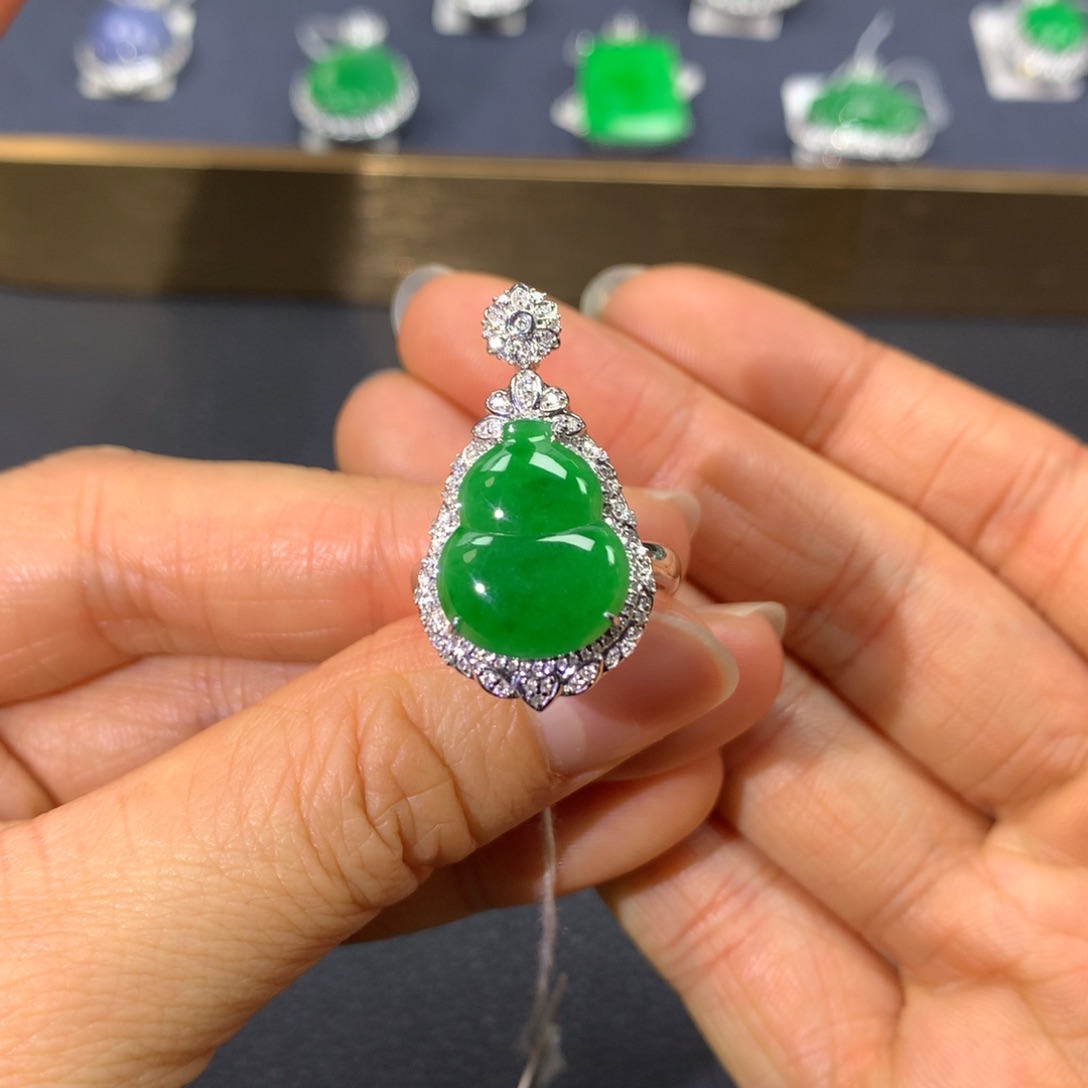 翡翠戒指18K金镶嵌翡翠