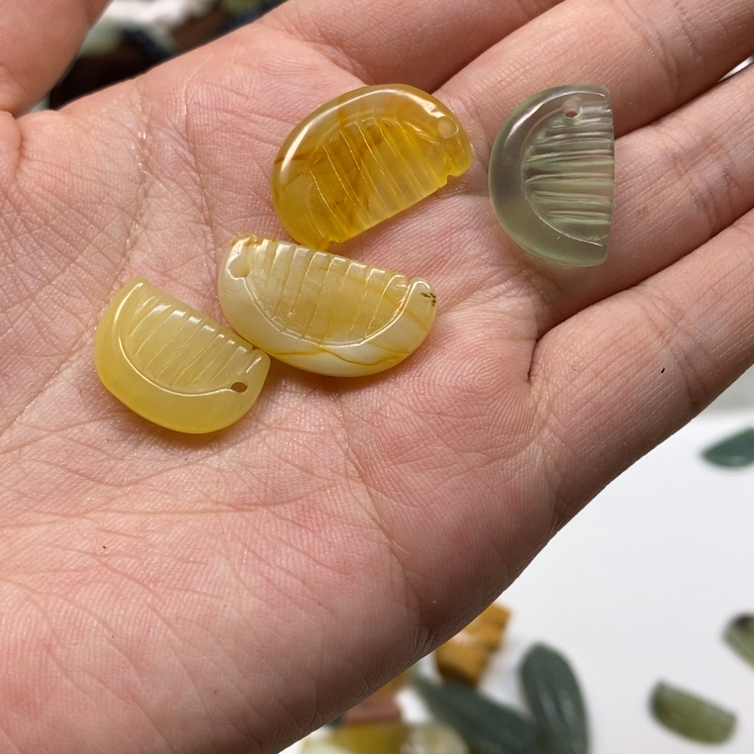 蛇纹石玉耳坠未镶嵌云*月