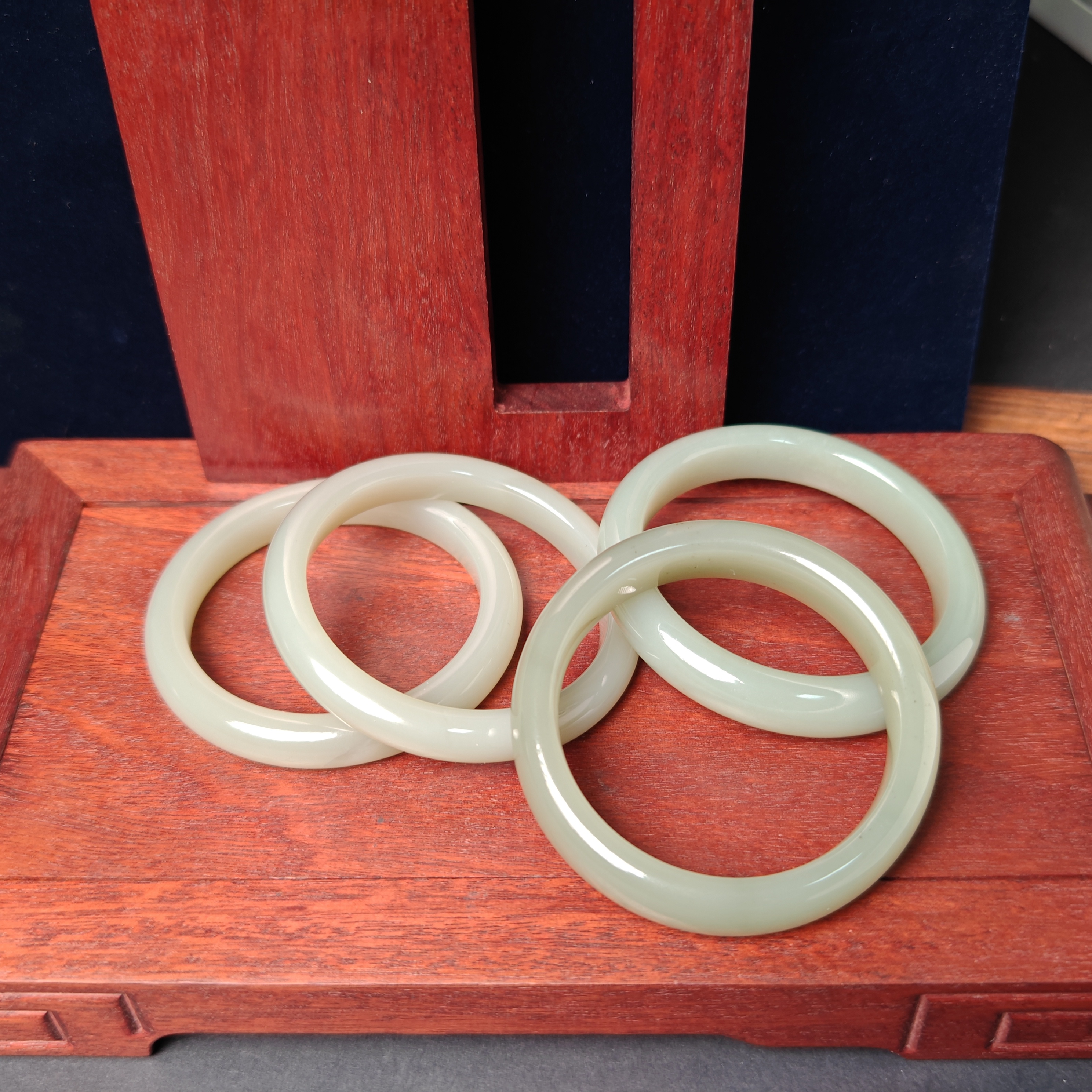 老王珠宝 和田玉 且末近矿青白手镯 多样性发一