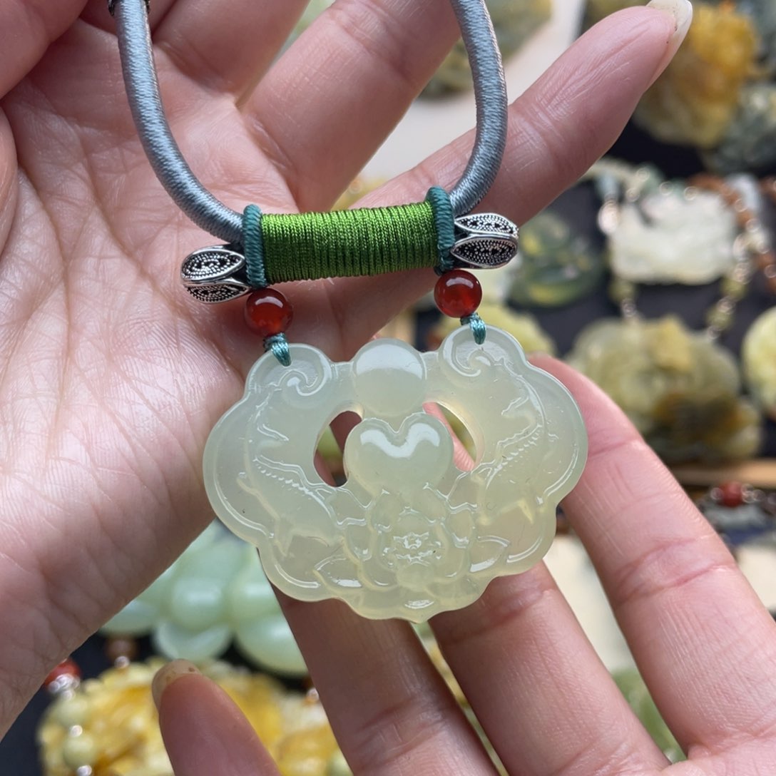 蛇纹石玉颈饰未镶嵌