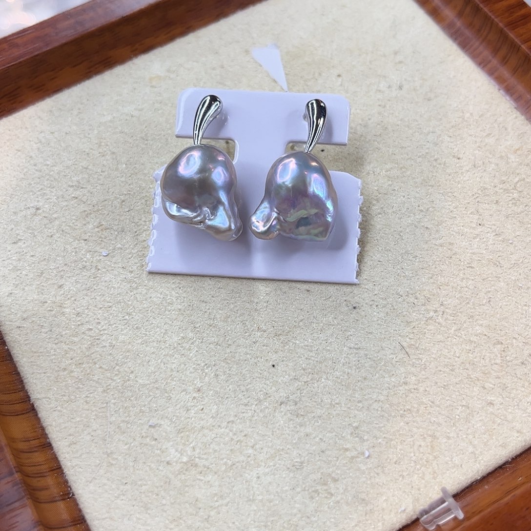 合金胸饰淡水珍珠