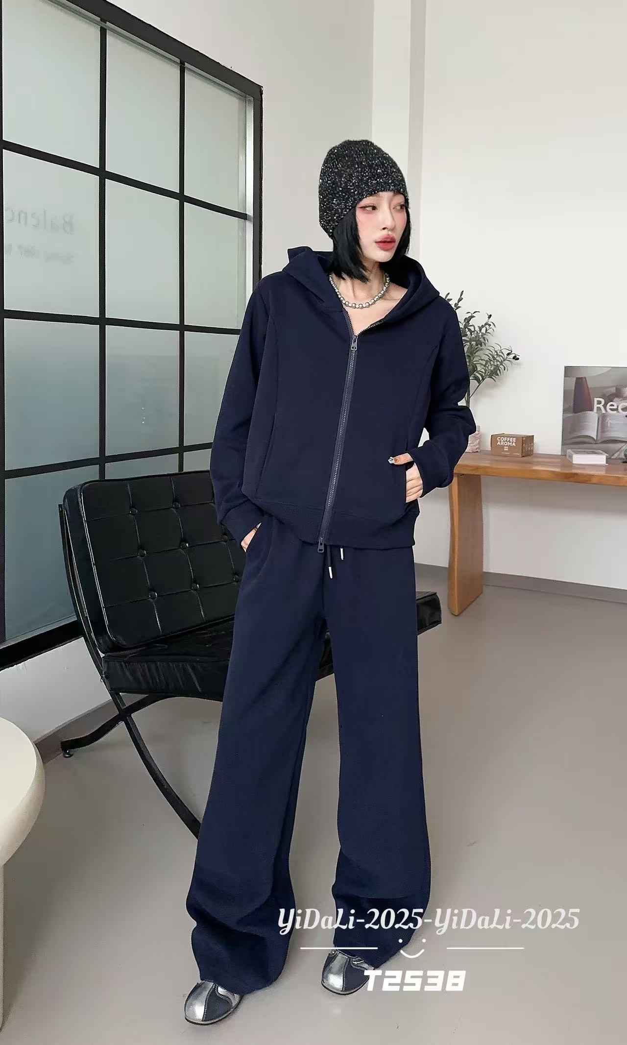 【松弛有度】秋季女士设计款气质显瘦正肩休闲连帽开衫套装T2538