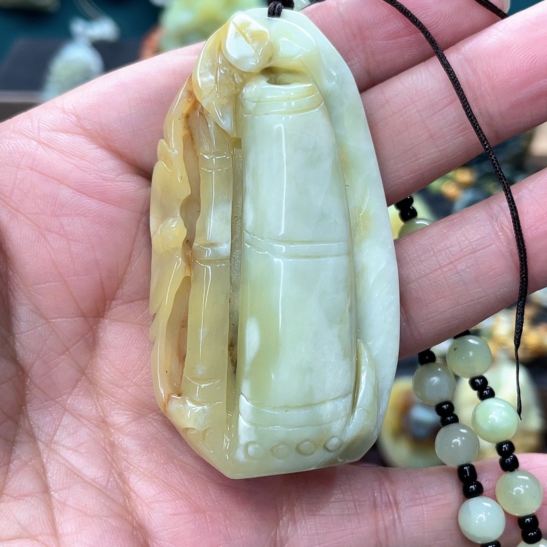 蛇纹石玉颈饰未镶嵌
