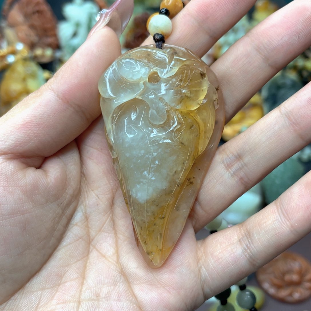 蛇纹石玉颈饰未镶嵌