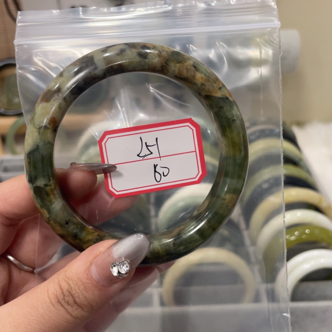 蛇纹石玉手镯未镶嵌