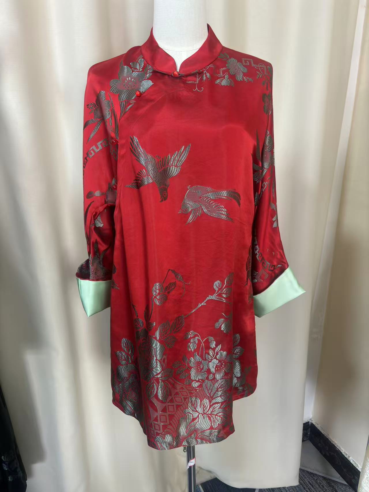 伊晨璀秀太太服（老软缎微瑕不退不换介意者慎拍）