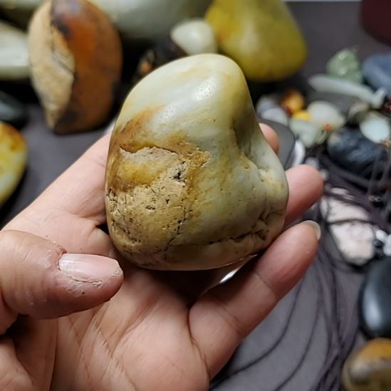 和田玉未镶嵌把件