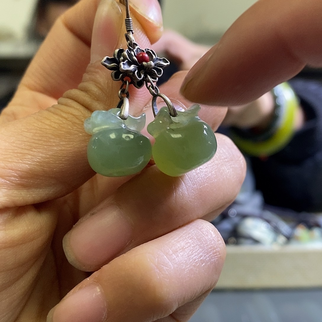 岫玉未镶嵌耳环一对