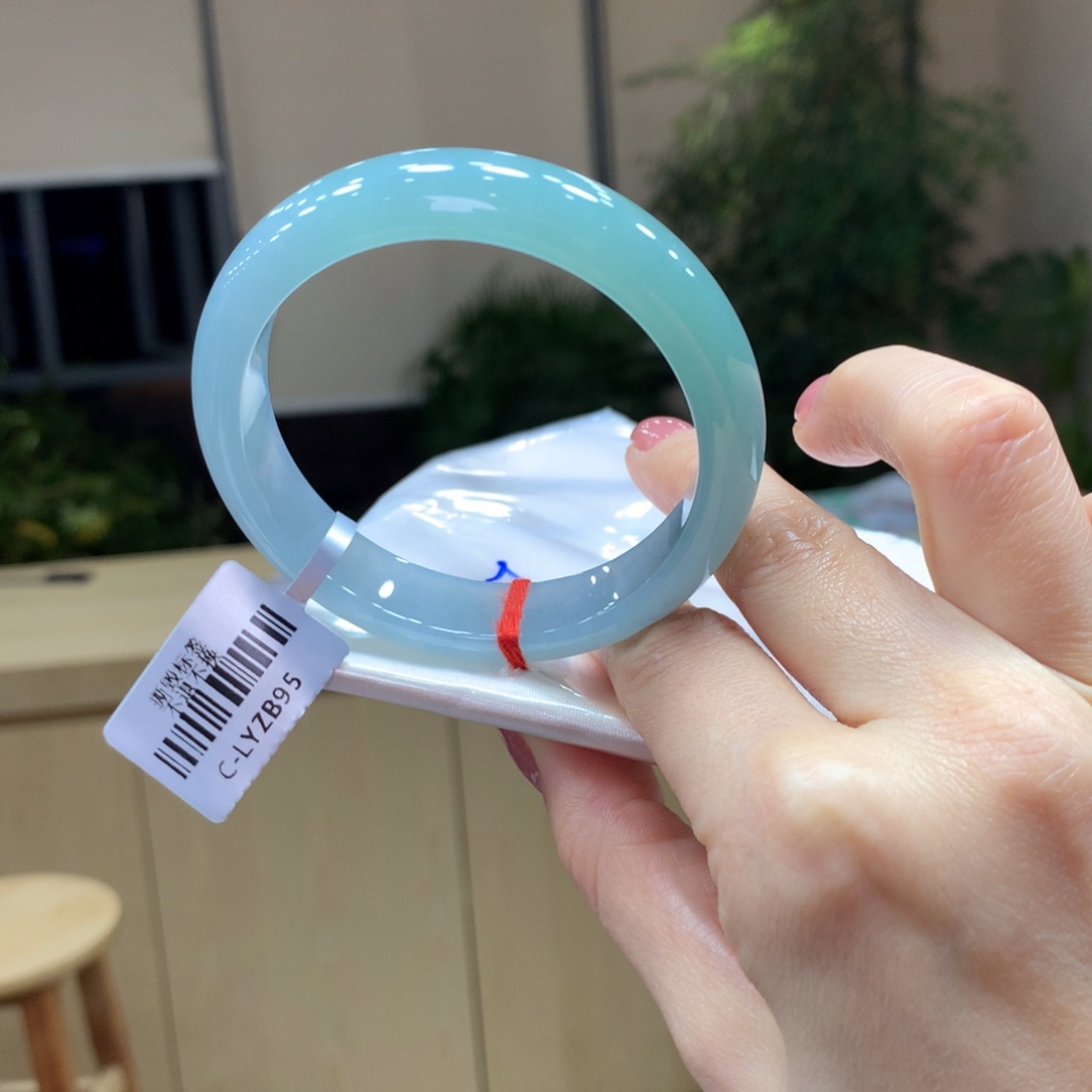 翡翠手镯未镶嵌不退不换